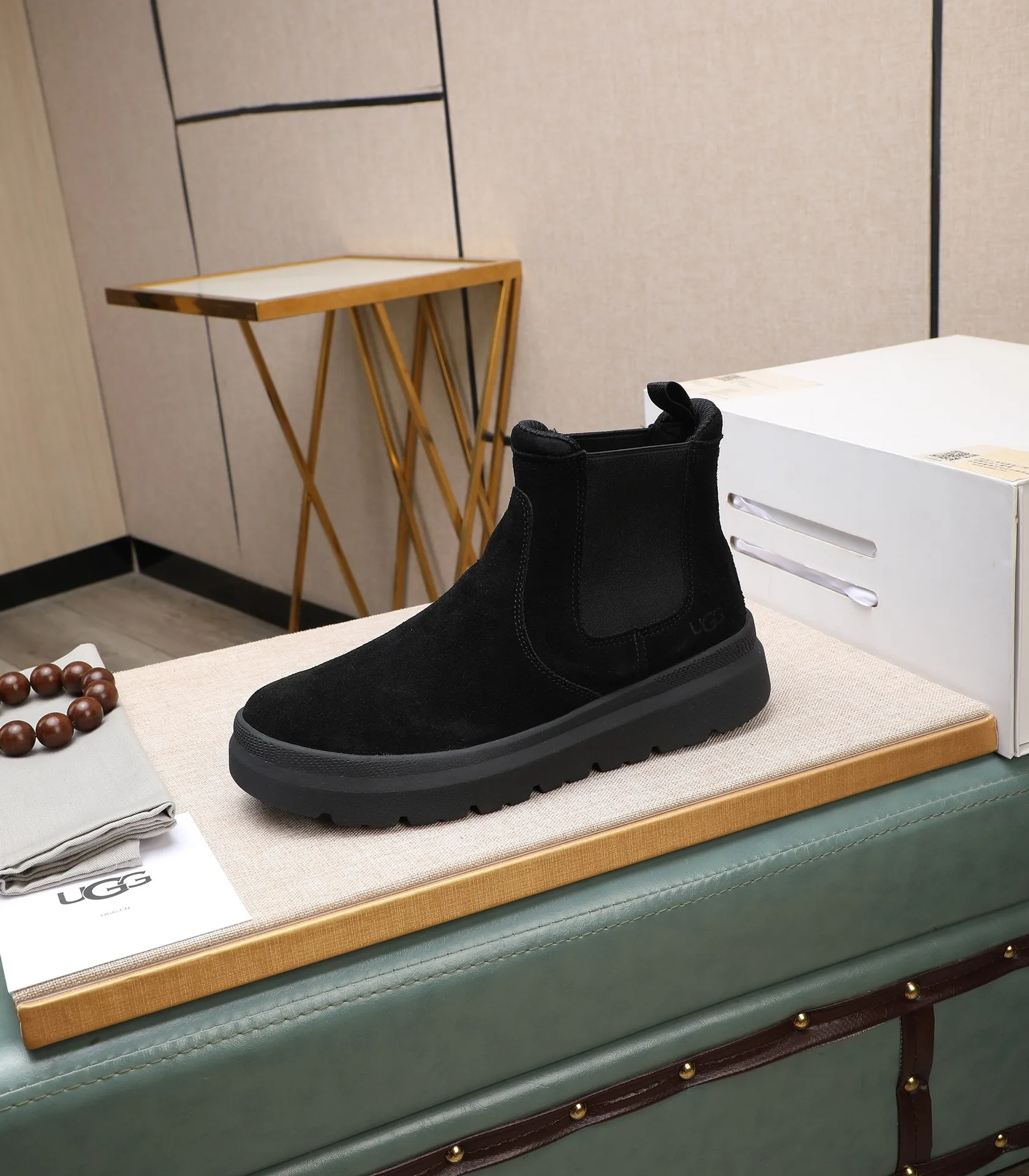 Men's shoes 💰620 Please note the quality of the original order and compare the thickness of the wool 🏮🏮 Popular UGG from Australia's warm luxury brand men's shoes, the official website is synchronized, Beckham men's style..., made of imported top-layer waxed cowhide, waxed toe cap, Australian genuine wool velvet lining Carefully sewn...Imported rubber Martin boots outsole (comfortable, soft and wear-resistant). I really like the quality..Exquisite workmanship. You can't put it down at first sight. Size 39-44